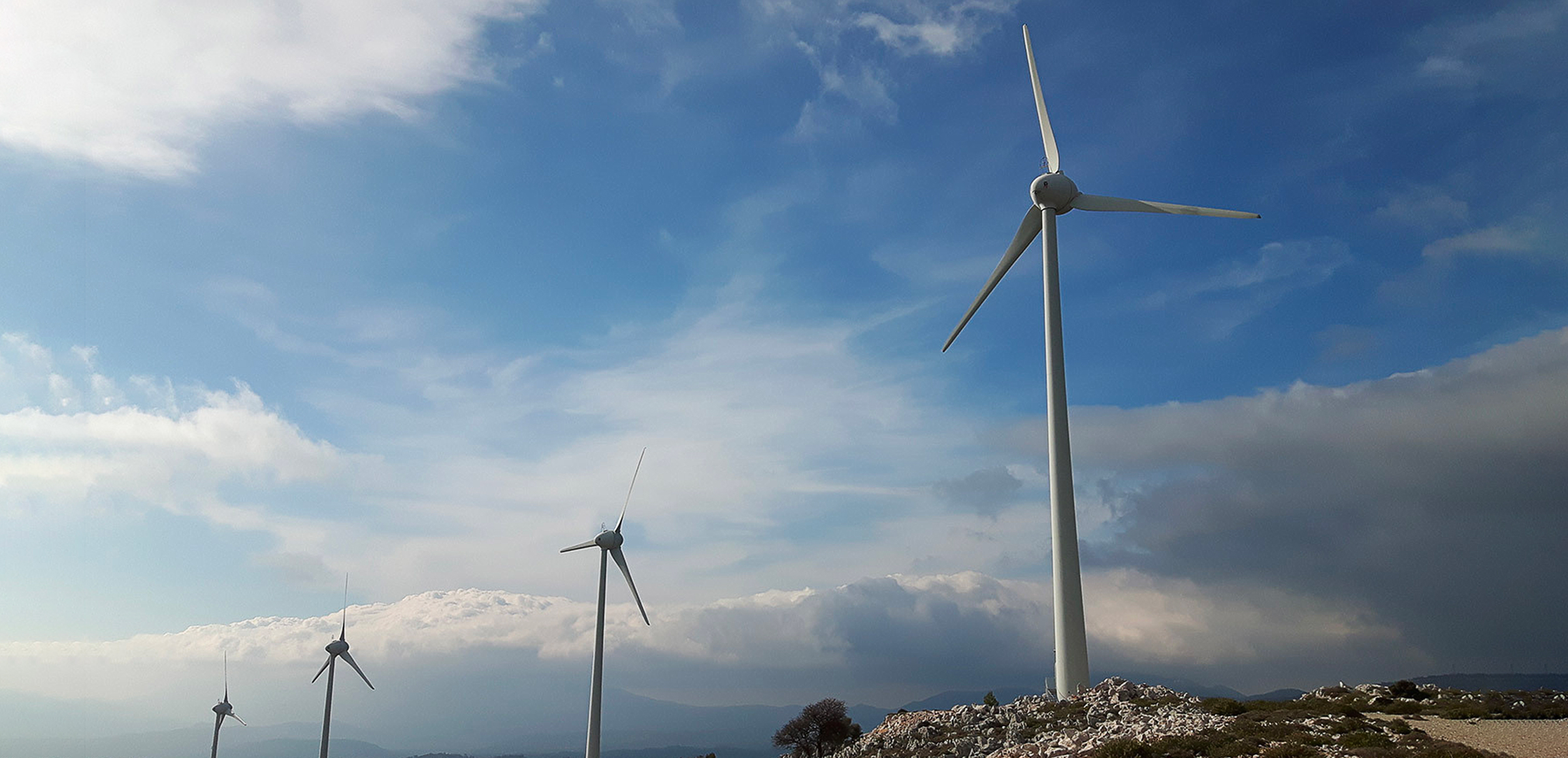 energia eólica. força do vento. energia sustentável e renovável. turbinas  eólicas geram eletricidade. fazenda de moinho de vento em uma montanha com  céu azul. tecnologia verde. fonte renovável. desenvolvimento sustentável.  19860465 Foto de stock no