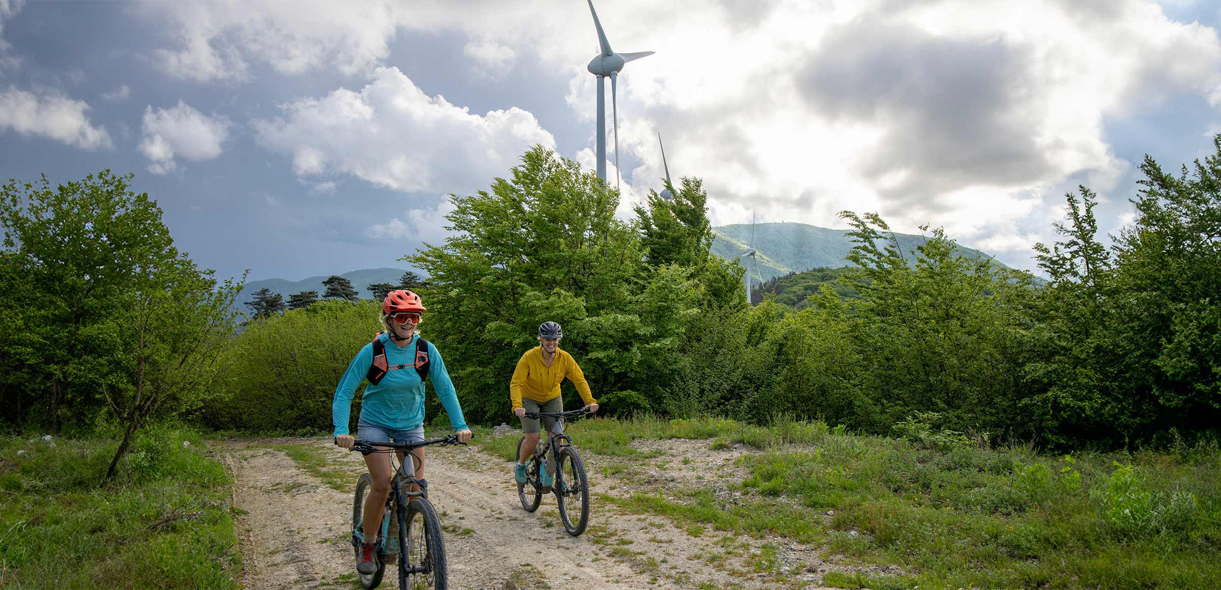 Do calor da terra \u00E0 energia dos rios: viagens sustent\u00E1veis entre It\u00E1lia, Espanha e Chile