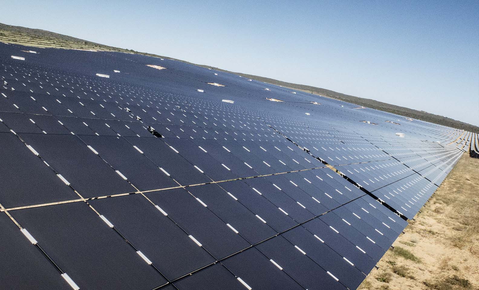 Vista de un tramo de paneles fotovoltaicos