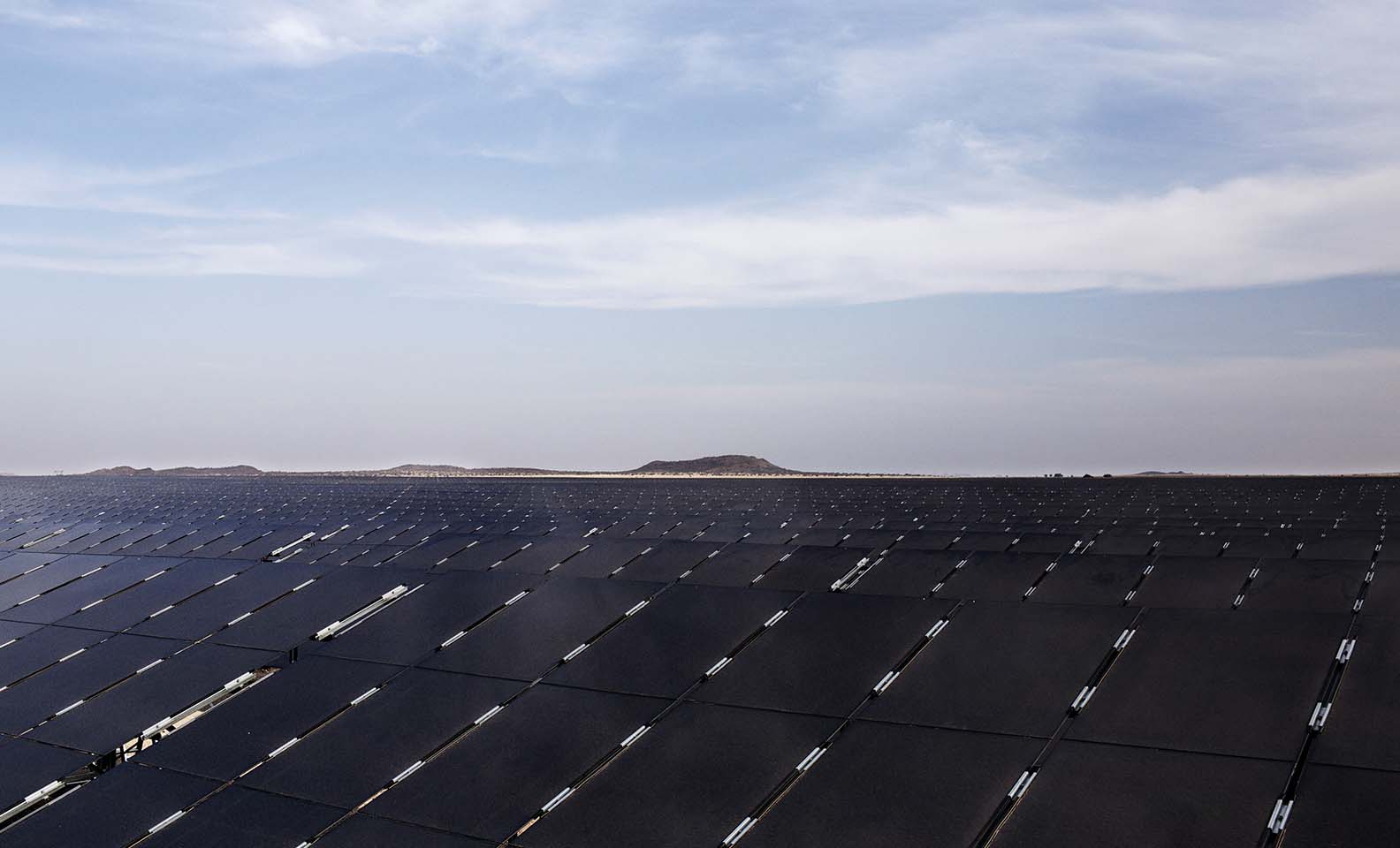 Panoramica su pannelli fotovoltaici