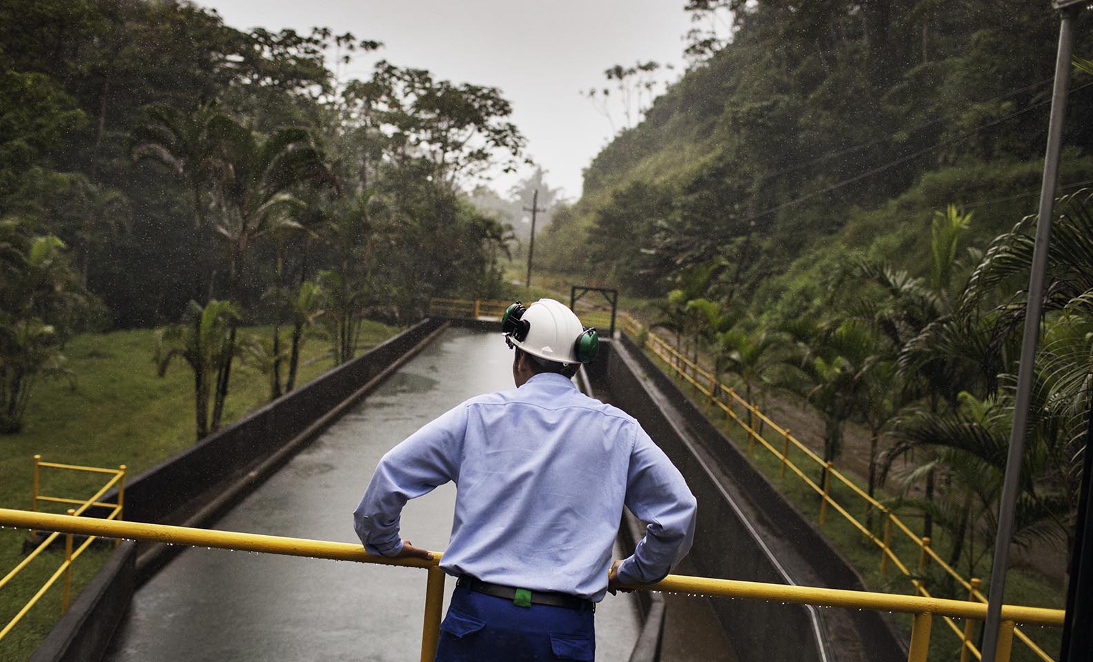 ENERGUATE - Así funciona una hidroeléctrica: Las hidroeléctricas generan  energía limpia, ya que utilizan el agua estancada en una presa para  redirigir el flujo de agua hacia una turbina, cuyas hélices giran