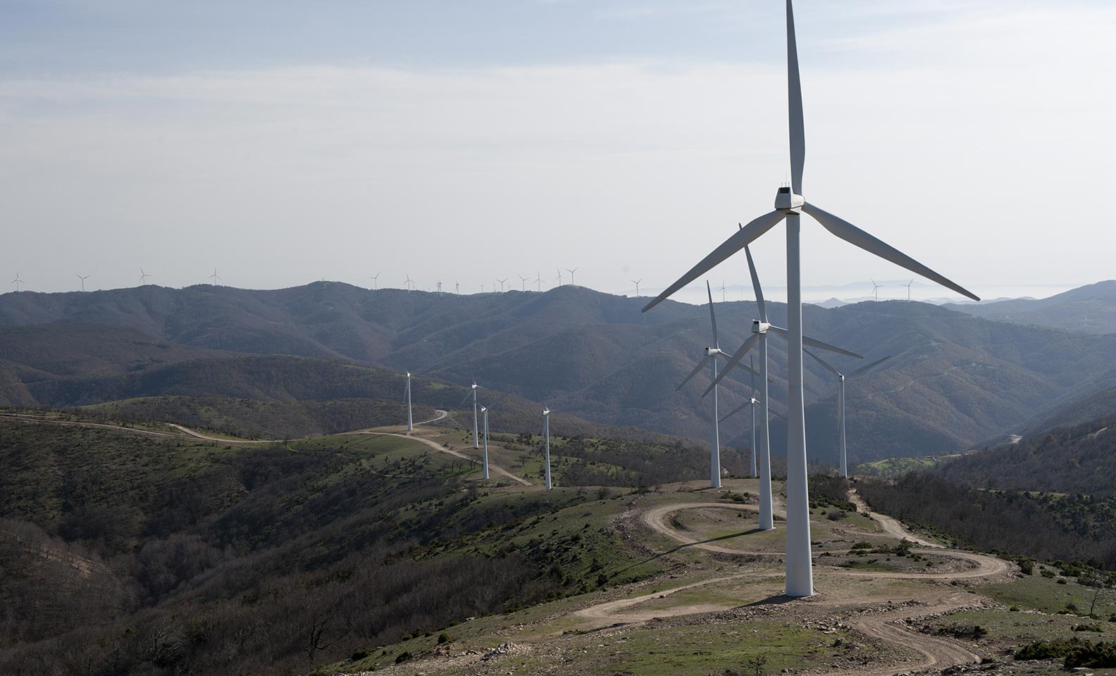 Série de pás de turbinas eólicas nas montanhas