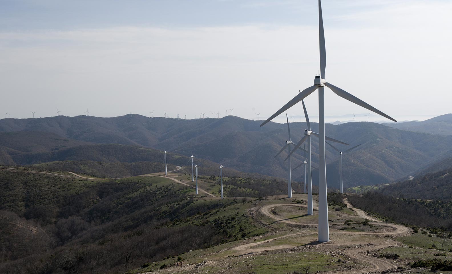 Serie de palas de turbinas eólicas en las montañas