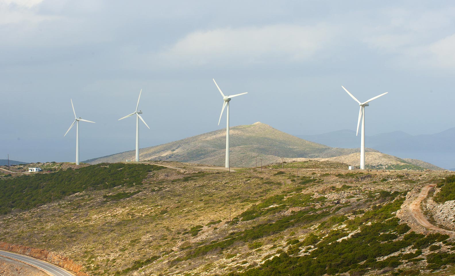 Serie de palas de turbinas eólicas en las montañas