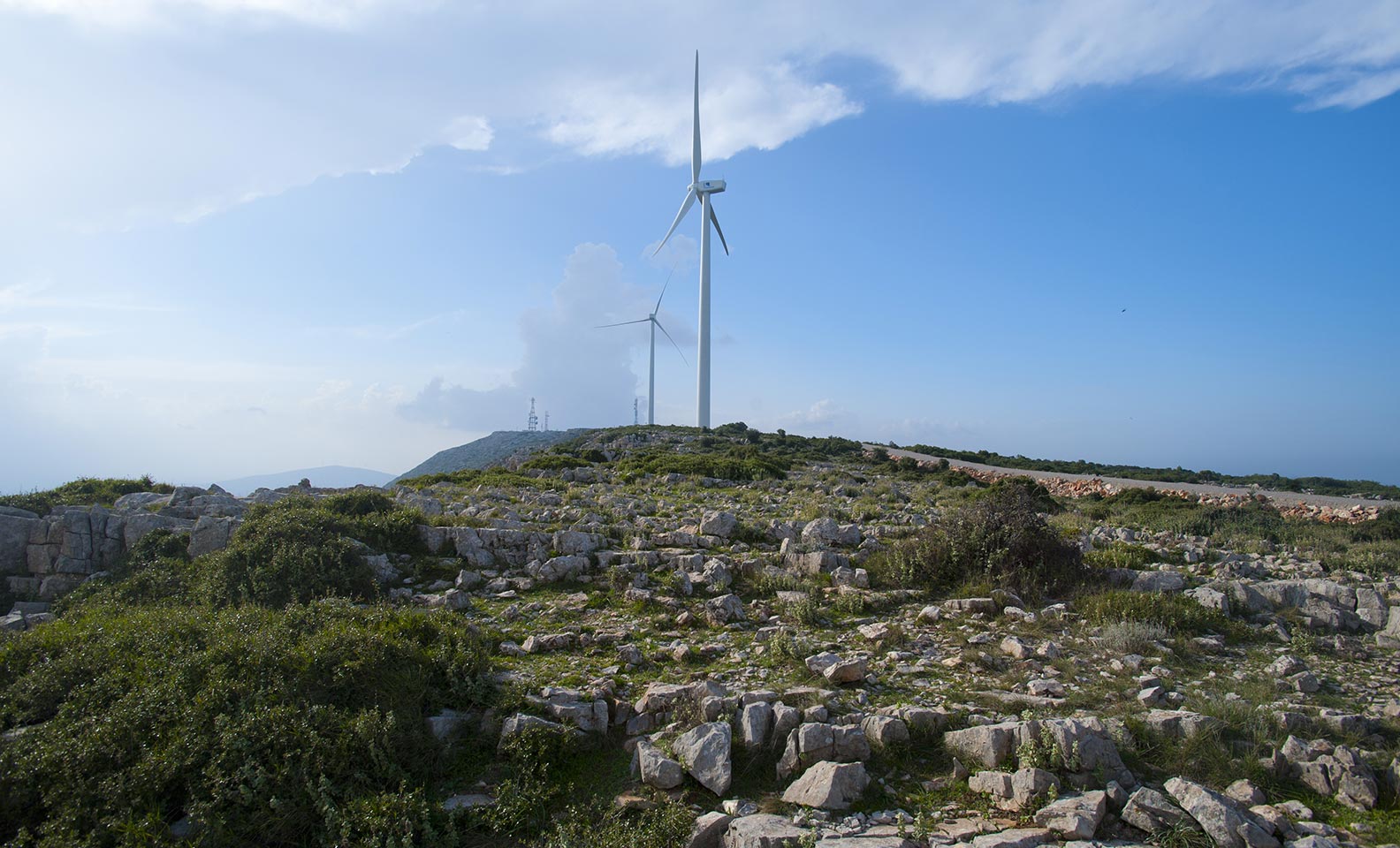 Serie de palas de turbinas eólicas en las montañas