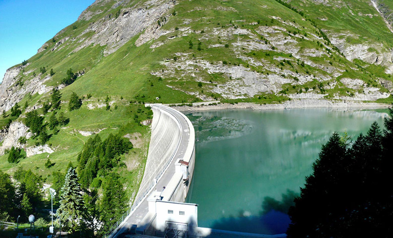 Barragem e lago artificial nas montanhas