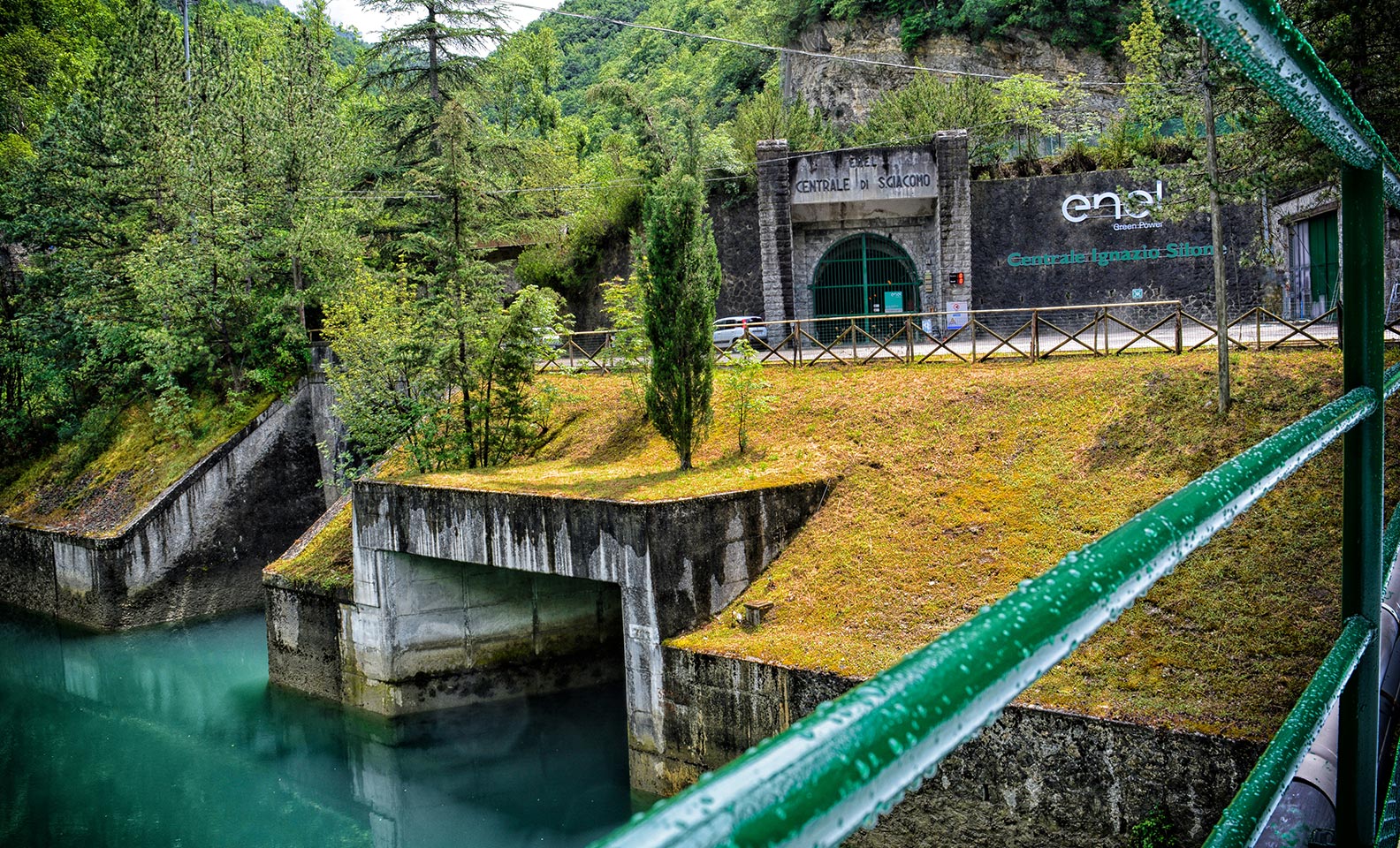 Hydroelectric plant