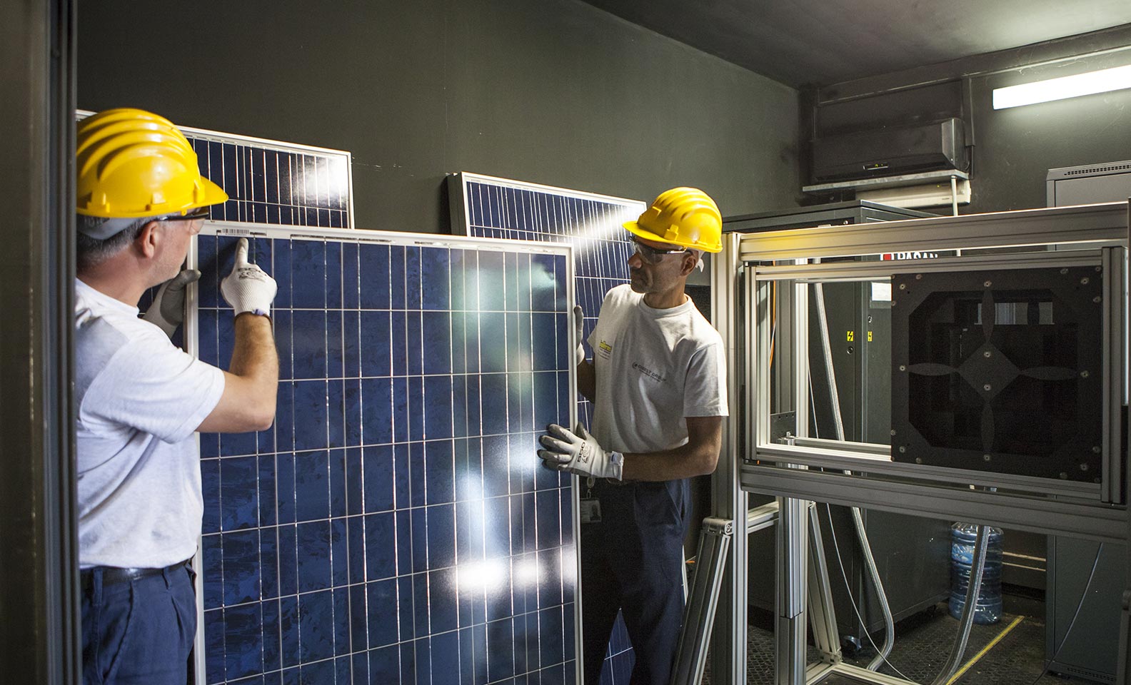 Homens no laboratório com painel solar