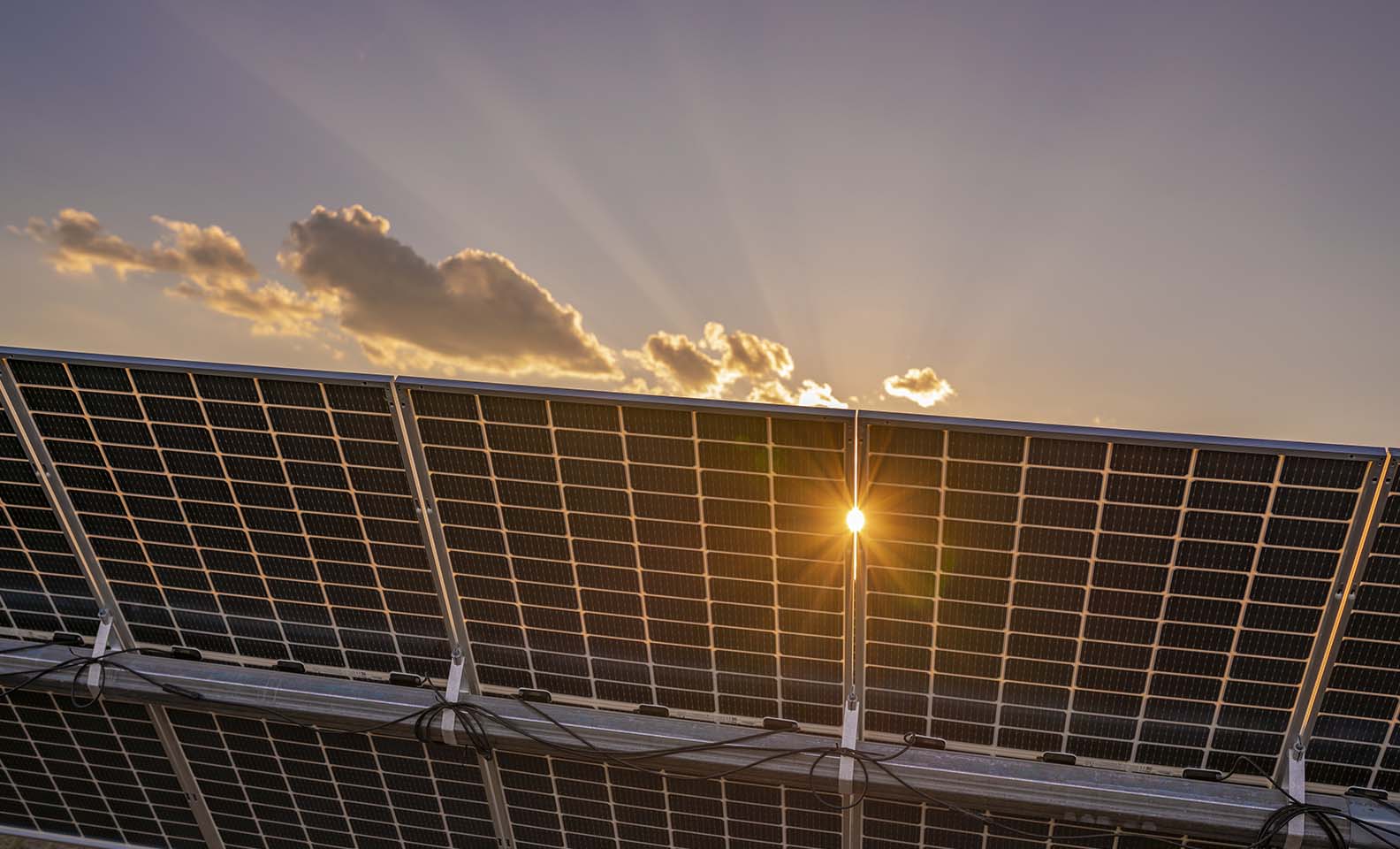 Paneles fotovoltaicos atravesados por los rayos del sol