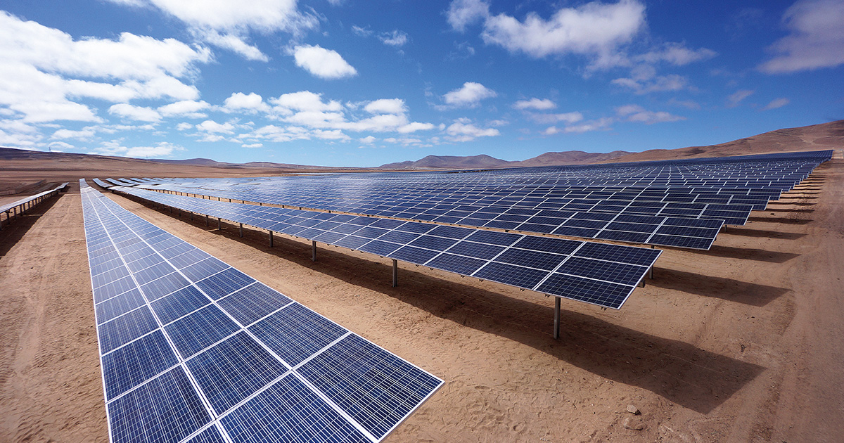 Los Paneles Solares En La Bombilla. Concepto De Energía Verde